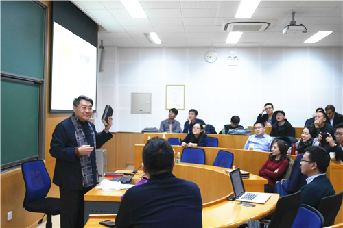 1513932239708038535.jpg 1.主讲人陈继豪先生向同学们展示圣经.jpg