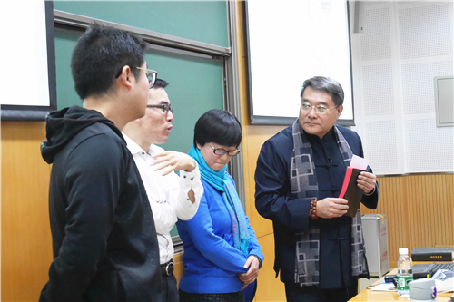 1513932269444027226.jpg 3.陈继豪先生与竞拍同学们.jpg